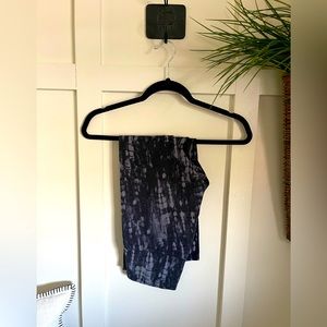 Old Navy Active capri leggings. Women’s size L.